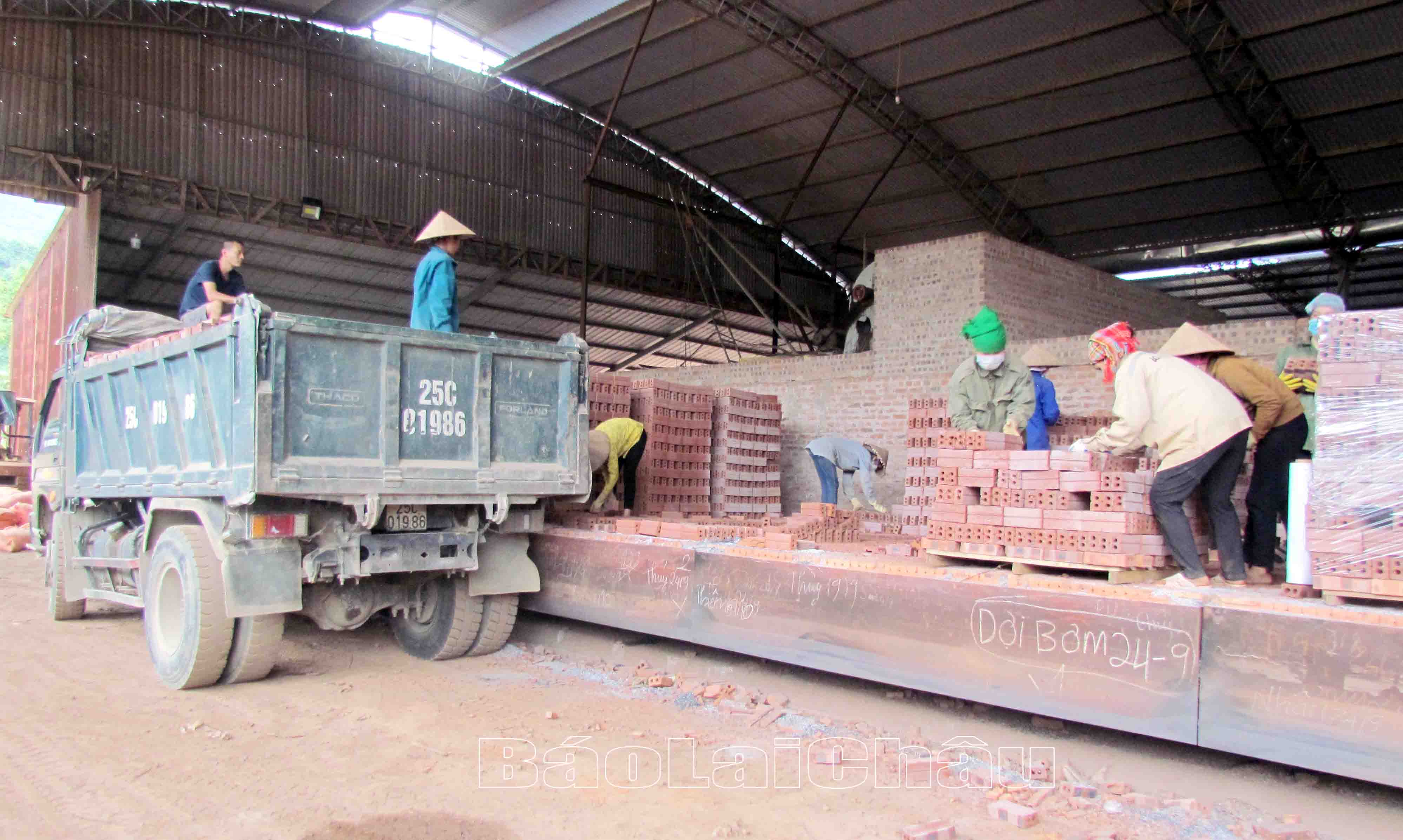 Để đáp ứng nhu cầu của khách hàng trong mùa khô, Nhà máy gạch Pa So sử dụng nhiều lao động làm việc.